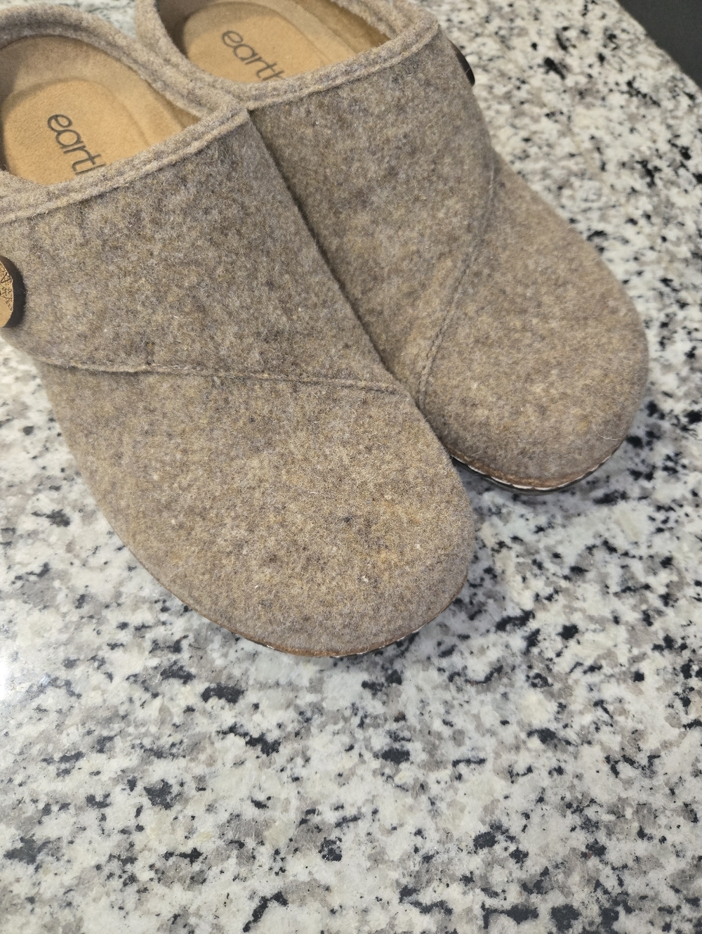 Earth Wool Slip-On Clogs in Heathered Brown Size 9 - Picture 7 of 11